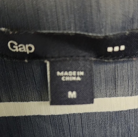 Gap. Shear see though tank top. Buttons kn the fron with a Little ruffle. Size M - Picture 3 of 4